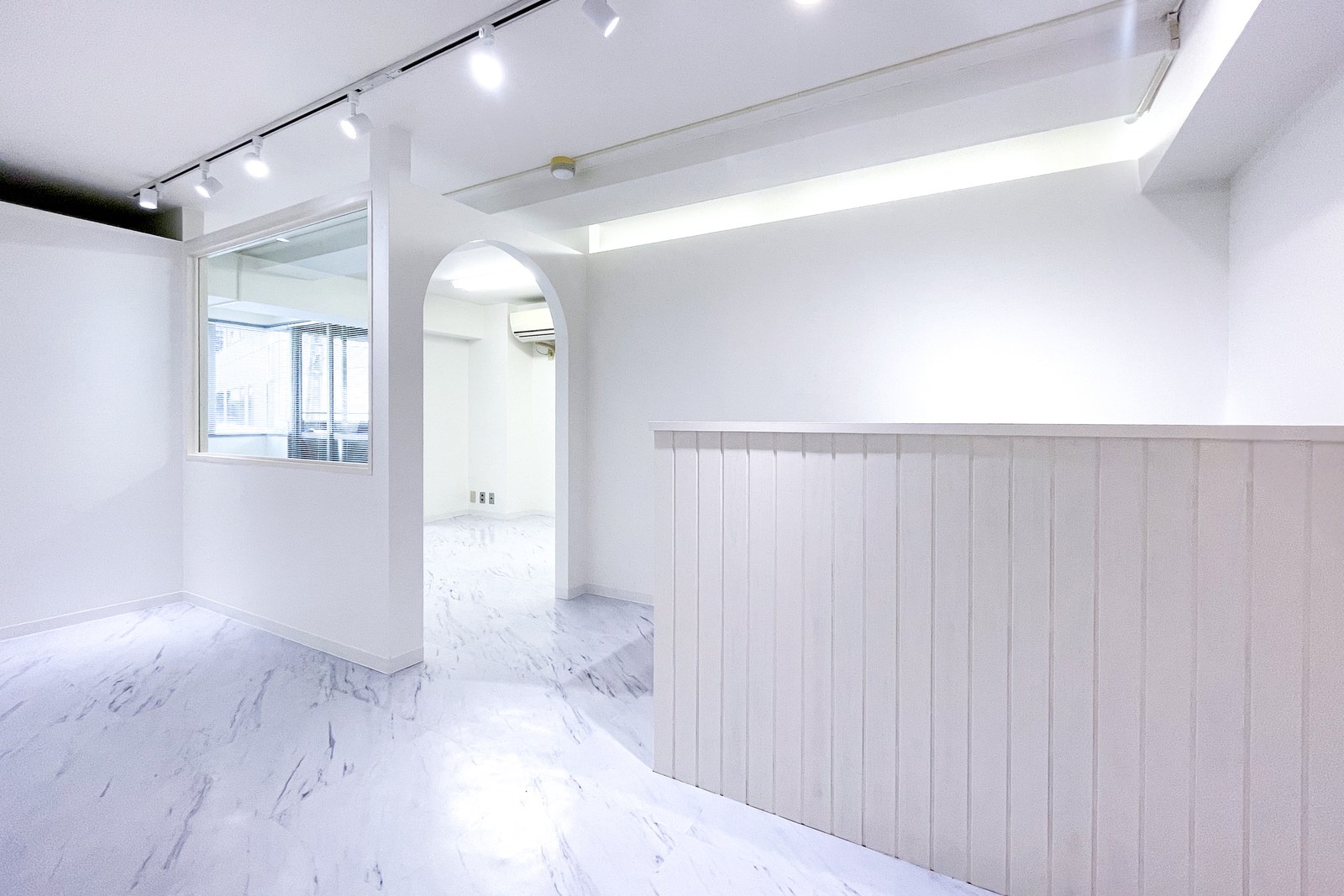 Petsalon J&C 店内・白基調と大理石のサロン空間